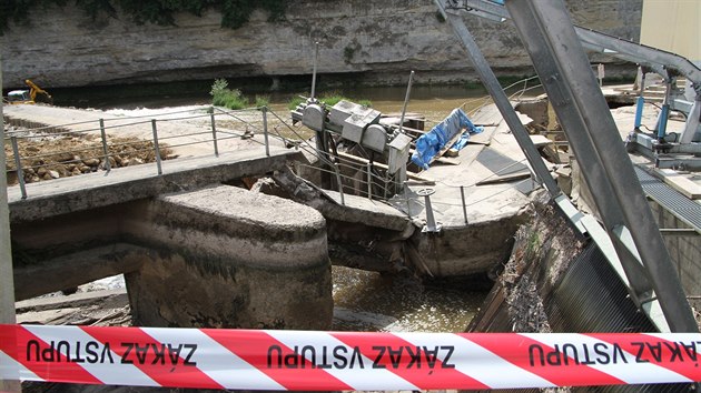 Náhon na řece Jizera v Hubálově na Mladoboleslavsku nevydržel nápor přívalových dešťů. (16.8.2018)