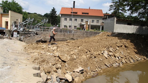 Náhon na řece Jizera v Hubálově na Mladoboleslavsku nevydržel nápor přívalových dešťů. (16.8.2018)