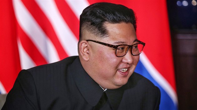 Severokorejský lídr Kim Čong-un na historickém summitu v Singapuru (12. 6. 2018)