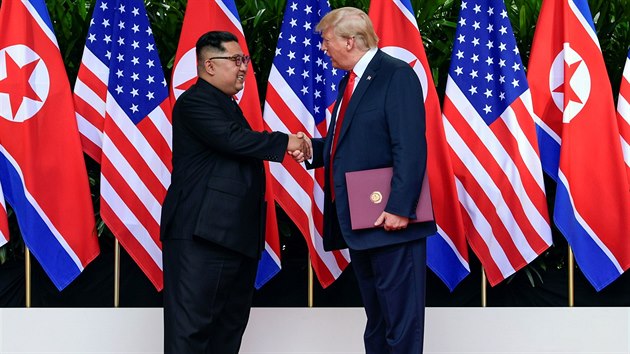 Americk prezident Donald Trump a severokorejsk ldr Kim ong-un si v Singapuru tesou rukama po zvren tiskov konferenci, na kter podepsali komplexn a dleit dokument. (12. ervna 2018)