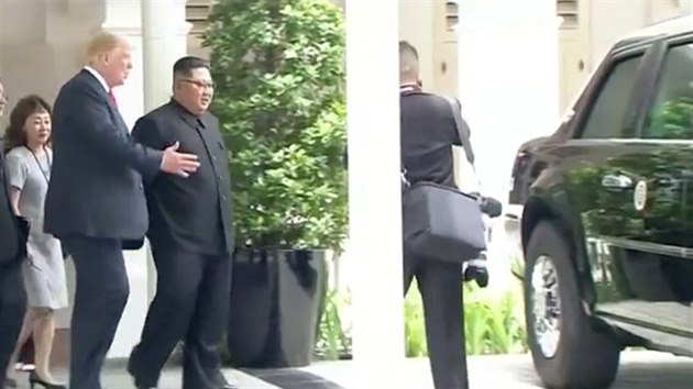 Donald Trump pozval Kim Čong-una k prohlídce své prezidentské limuzíny zvané Zvíře (The Beast). Severokorejský lídr, který je známý slabostí pro americkou kulturu a západní luxus, si vůz prohlížel s úsměvem.