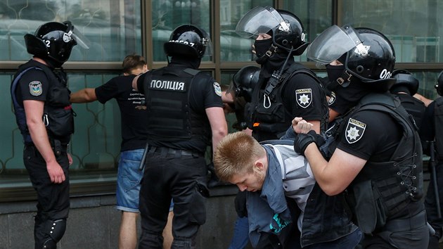 Policie zat�k� extremisty b�hem pr�vodu homosexu�l� v Kyjev� (18. 6. 2018)