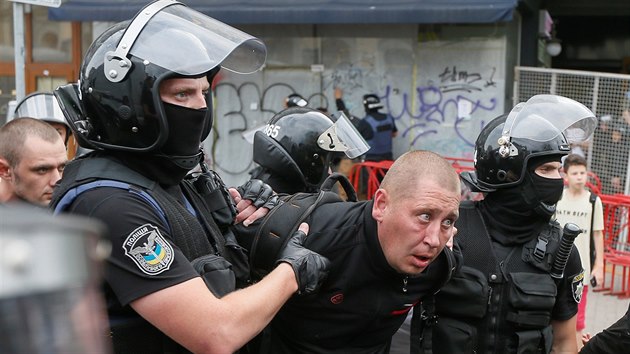 Policie zatk extremisty bhem prvodu homosexul v Kyjev (18. 6. 2018)