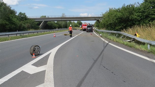 Mlad idika na dlnici D35 nabourala do svodidel, zniila auto a zranila sebe i spolujezdkyni. Dvodem byla podle n housenka, kter po n lezla a vylekala ji.