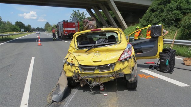 Mlad idika na dlnici D35 nabourala do svodidel, zniila auto a zranila sebe i spolujezdkyni. Dvodem byla podle n housenka, kter po n lezla a vylekala ji.