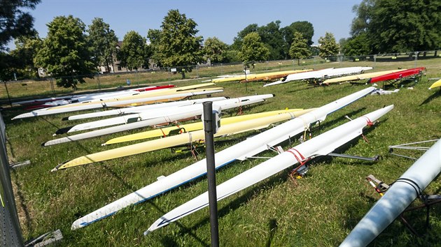 Olomoucký veslařský klub, který má téměř osmdesátiletou tradici a je nejúspěšnější na Moravě, má nyní kvůli zachování tréninků po zahájení stavby protipovodňových opatření lodě provizorně uložené na louce u řeky.
