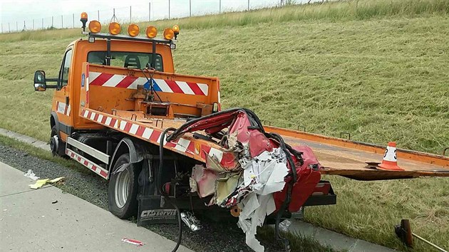Řidič dodávky na dálnici D1 u Hranic usnul za volantem a narazil do nákladního vozu s plošinou, která skříň dodávky doslova rozpárala. (13. června 2018)