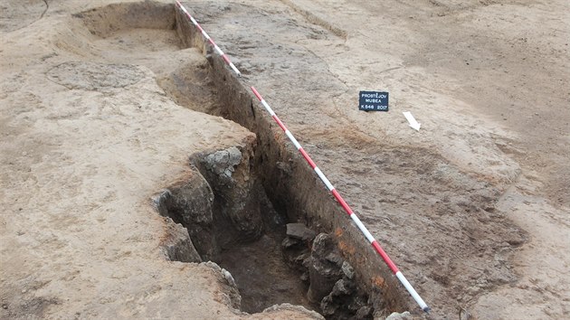 Archeologov vykopali v prostjovsk prmyslov zn mimo jin ti dochovan hrnsk pece (jedna z nich na snmku) a dv studny s dubovou vdevou.