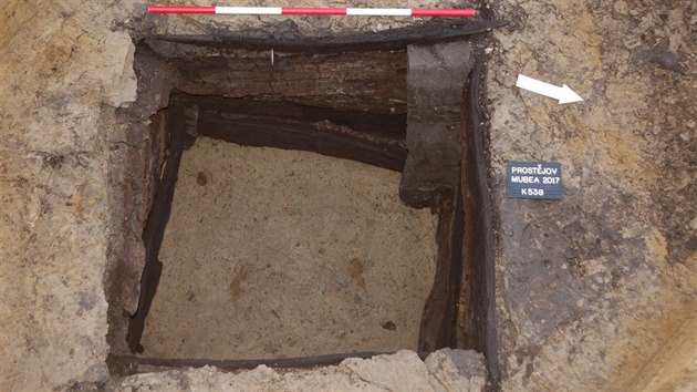Archeologové vykopali v prostějovské průmyslové zóně mimo jiné tři dochované hrnčířské pece a dvě studny s dubovou výdřevou (jedna z nich na snímku). Experti je považují za vůbec první bezpečně doložené germánské studny na Moravě.