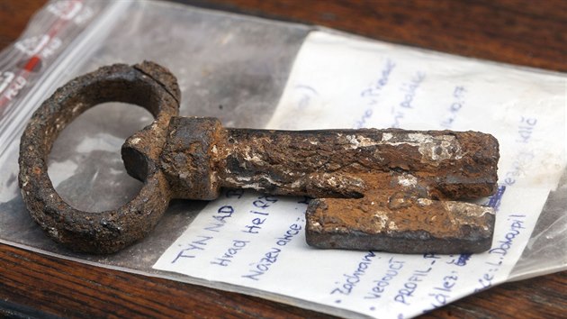 S pomocí detektorů kovů se archeologům podařilo při výzkumu hradu Helfštýna shromáždit řadu předmětů.