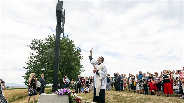 Na kopci zvaném Švédské šance u Přerova, kde se odehrál v polovině června 1945 poválečný masakr karpatských Němců, byl 17. června 2018 slavnostně vysvěcen čtyřmetrový kovaný kříž z dílny uměleckého kováře Jiřího Jurdy (na snímku).