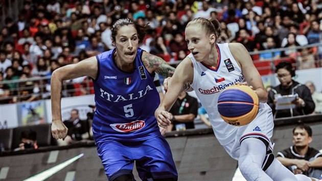 Česká basketbalistka Kristýna Minarovičová (vpravo) útočí během utkání na MS 3x3 na Filipínách na italský koš přes Marcellu Filippiovou.
