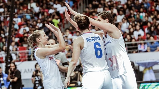 České basketbalistky Kristýna Minarovičová, Romana Hejdová a Romana Stehlíková (zleva) se radují z výhry nad Itálií.