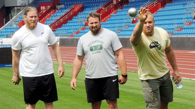 Koulai Ryan Crouser, Tomas Walsh a Tom Stank (zleva) si na ostravskm stadionu se svmi koulemi zkusili zahrt petanque.