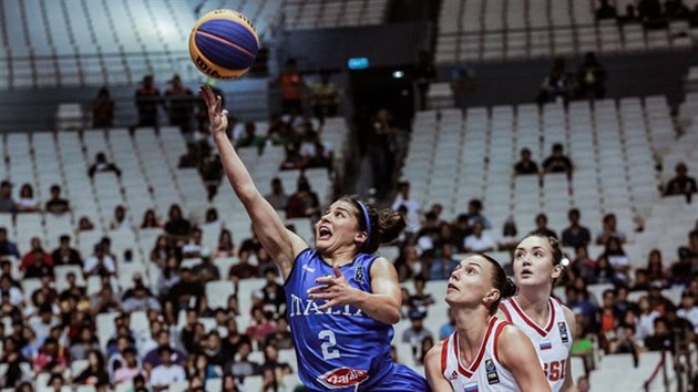 Italsk basketbalistka Rae Lin D'Alieov (vlevo) zakonuje ve finle MS 3x3 na rusk ko.