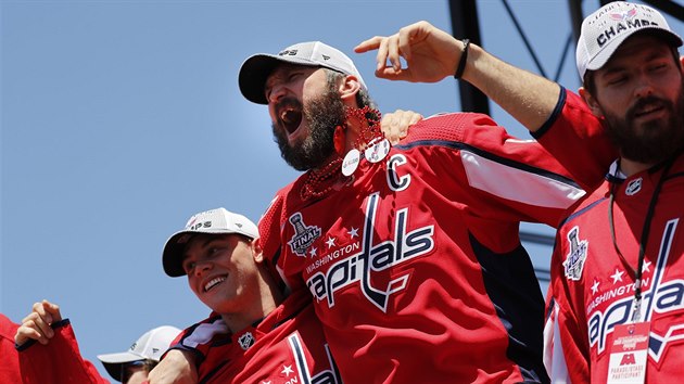 Alexandr Ovekin oslavuje se spoluhri zisk Stanley Cupu pro Washington.