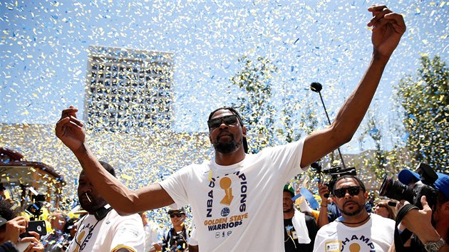 Kevin Durant z Golden State Warriors zasypávaný konfetami během oslav titulu
