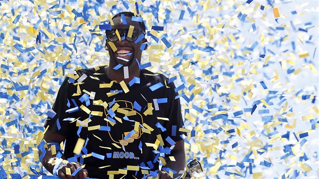 Draymond Green z Golden State Warriors zasypvan konfetami bhem oslav titulu