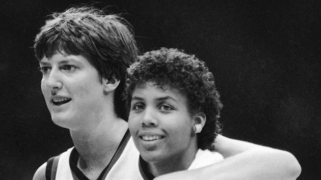 Anne Donovanová (vlevo) a Cheryl Millerová slaví výhru na olympiádě v Los Angeles 1984.