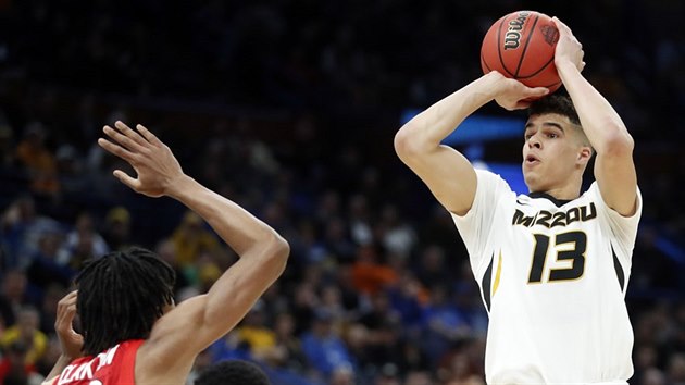 Michael Porter Jr. v blm dresu univerzity Missouri, stl pes Nicolase Claxtona a Tyreeho Crumpa z Georgie.