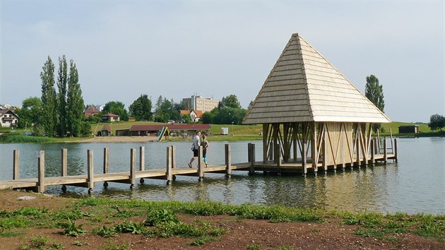 Z dálky viditelnou dominantou rybníka je rybářský domek.