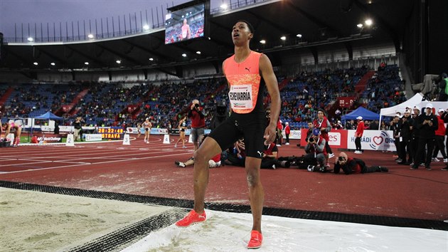 Kubnsk skokan Juan Miguel Echevarra po dopadu do psku na vtkovickm stadionu.