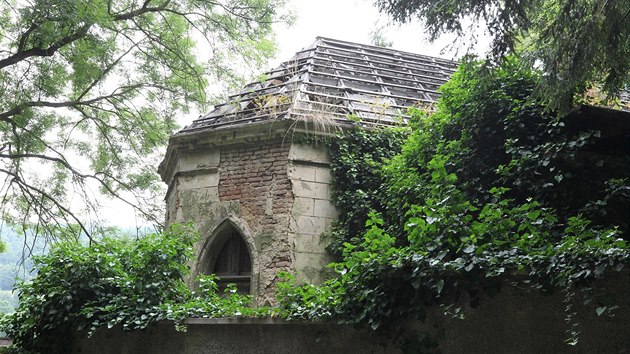 Zchátralá kaple na hřbitově v Krásném Březně.