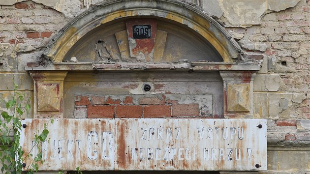 Zdevastovan budova starho vlakovho ndra v Duchcov.