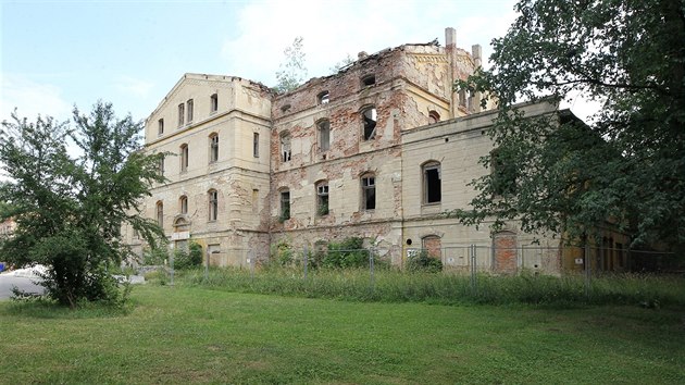 Zdevastovaná budova starého vlakového nádraží v Duchcově.