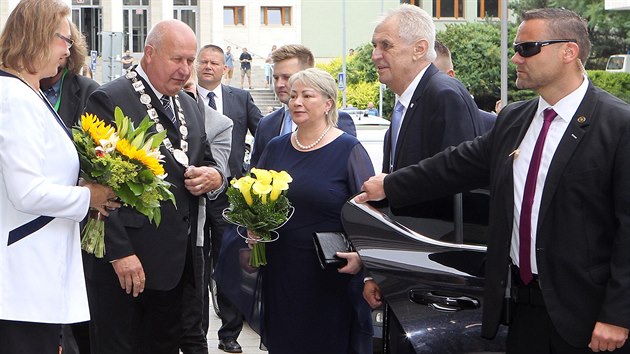 Prezidenta Miloe Zemana vt na nvtv v st nad Labem hejtman Oldich Bubenek. (19. ervna 2018)
