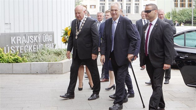 Prezident Miloš Zeman na návštěvě v Ústí nad Labem v doprovodu hejtmana Oldřicha Bubeníčka. (19. června 2018)