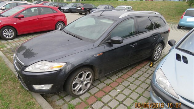 idika peugeotu pimkla pi couvn enu na jej ford tak siln, e ob auta zstala ponien. (9. ervna 2018)