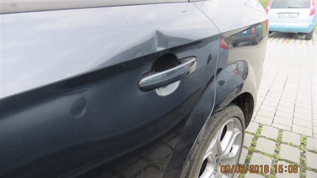 Řidička peugeotu přimáčkla při couvání ženu na její ford tak silně, že obě auta zůstala poničená. (9. června 2018)