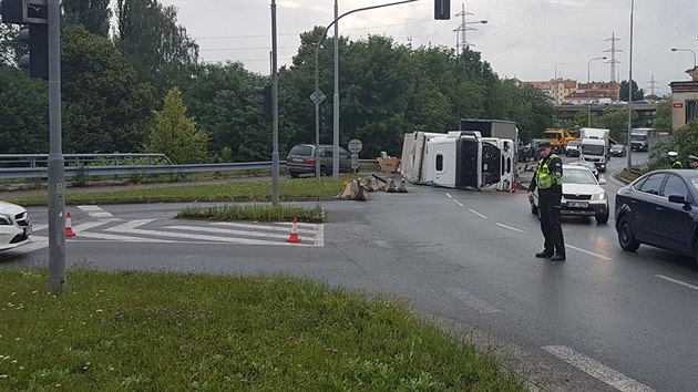 V Jzdeck ulici v Plzni se brzy rno pevrtil kamion. (12. 6. 2018)