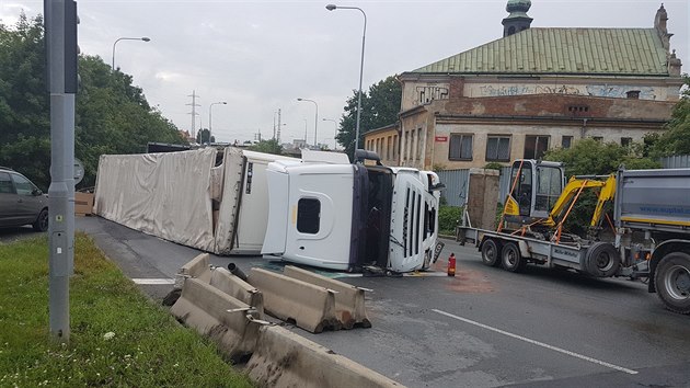 V Jzdeck ulici v Plzni se brzy rno pevrtil kamion. (12. 6. 2018)