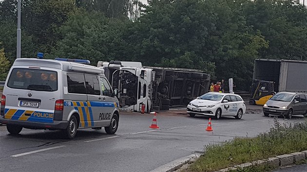 V Jzdeck ulici v Plzni se brzy rno pevrtil kamion. (12. 6. 2018)