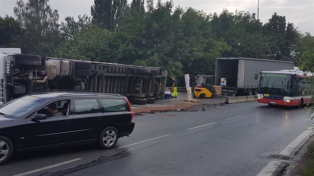 V Jzdeck ulici v Plzni se brzy rno pevrtil kamion. (12. 6. 2018)