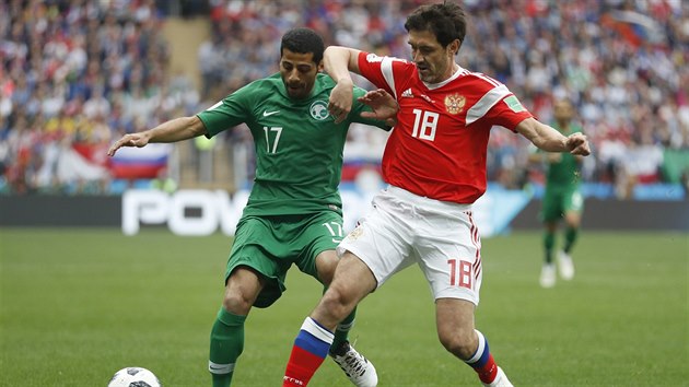 Zkuen rusk obrnce Jurij irkov bojuje o m se zlonkem Tajsr Dasm ze Sadsk Arbie.