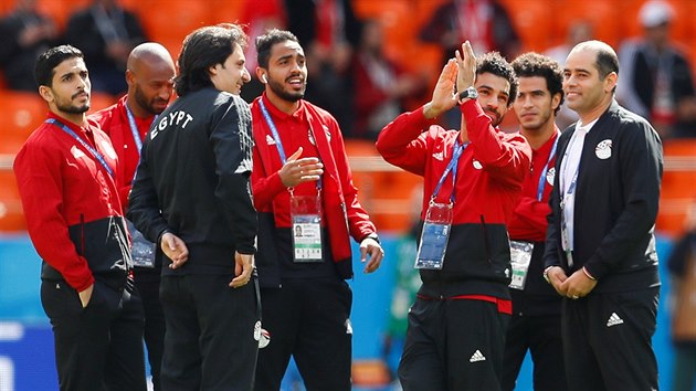 Egyptt fotbalist v ele s tleskajcm Mohamedem Salahem si prohlej trvnk na stadionu v Jekatrinburgu ped zpasem s Uruguay.