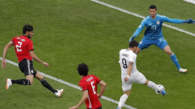 ANI TOHLE NENÍ GÓL. Uruguayský Luis Suárez na začátku druhé půle ve velké šanci ztroskotal na egyptském brankáři Muhammadu Šanávím, kterého trefil do kolena.