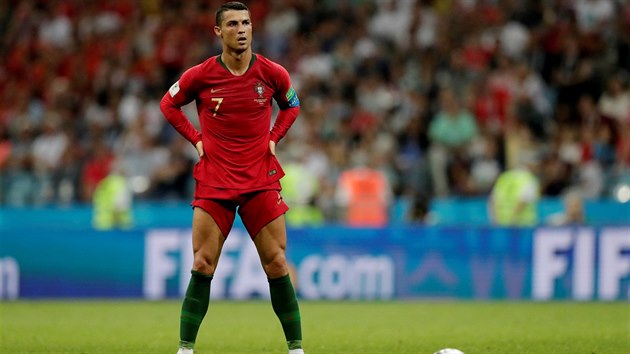 Portugalsk kapitn Cristiano Ronaldo se chyst na stelu z volnho pmho kopu.