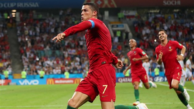 SÍÍÍÍÍÍÍ! Portugalský střelec Cristiano Ronaldo oslavuje třetí branku v utkání se Španělskem.
