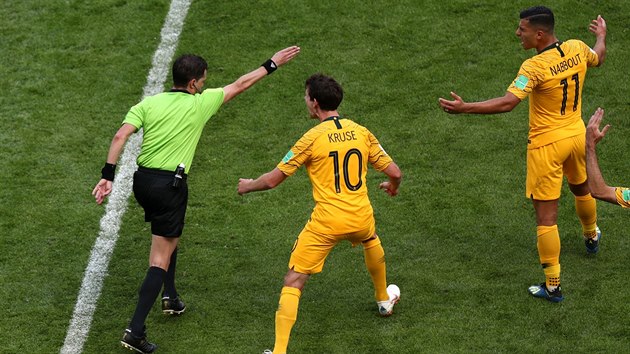 Rozhodčí Cunha nařizuje po konzultaci s videem penaltu pro Francii v utkání s Austrálií.