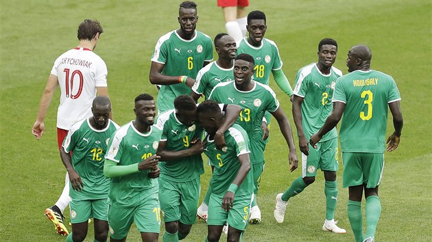 SENEGL! Senegalt fotbalist se raduj z branky v utkn s Polskem. Velk podl na n ml zlonk Idrissa Gana Gueye (slo 5), jeho rnu teoval do protipohybu branke obrnce Tiago Cionek (mimo zbr).