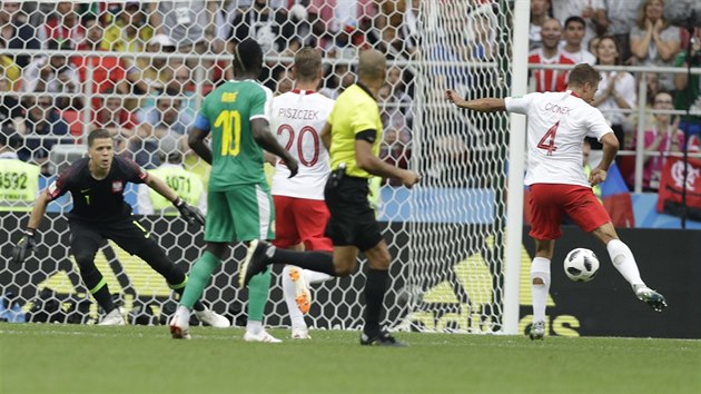 NEASTNK. Polsk obrnce Thiago Cionek teuje senegalskou stelu do protipohybu glmana a dv si vlastn branku.