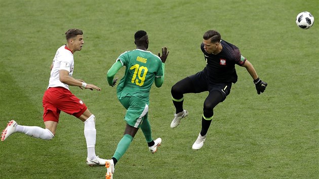 DRUHÁ BRANKA. Senegalský útočník Mbaye Niang si obhazuje vybíhajícího gólmana Wojciecha Szczesného a vzápětí střílí druhý gól.