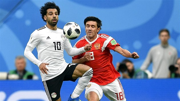 ASTO SE POTKVALI. Egyptsk ofenzivn zlonk Mohamed Salah se chyst zpracovat balon, brn ho rusk bek Jurij irkov.