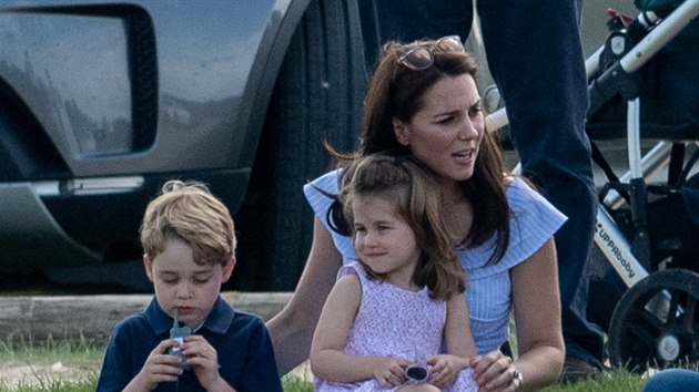 Vévodkyně Kate, princ George a princezna Charlotte (Tetbury, 10. června 2018)