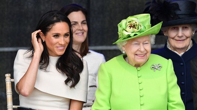 Vévodkyně ze Sussexu Meghan a britská královna Alžběta II. (Widnes, 14. června 2018)