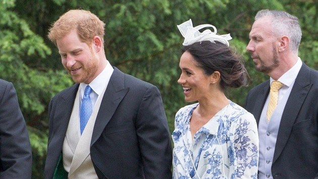 Princ Harry a vévodkyně Meghan na svatbě Harryho sestřenice Celie McCorquodaleové (Stoke Rochford, 16. června 2018)